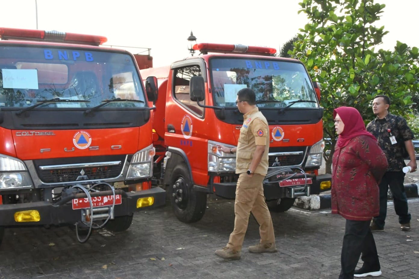 Kepala BNPB Letjen TNI Suharyanto (baju cokelat) meninjau mobil tangki air di Gudang Logistik BNPB Sentul, Kabupaten Bogor, Jawa Barat pada Jumat (9/6)